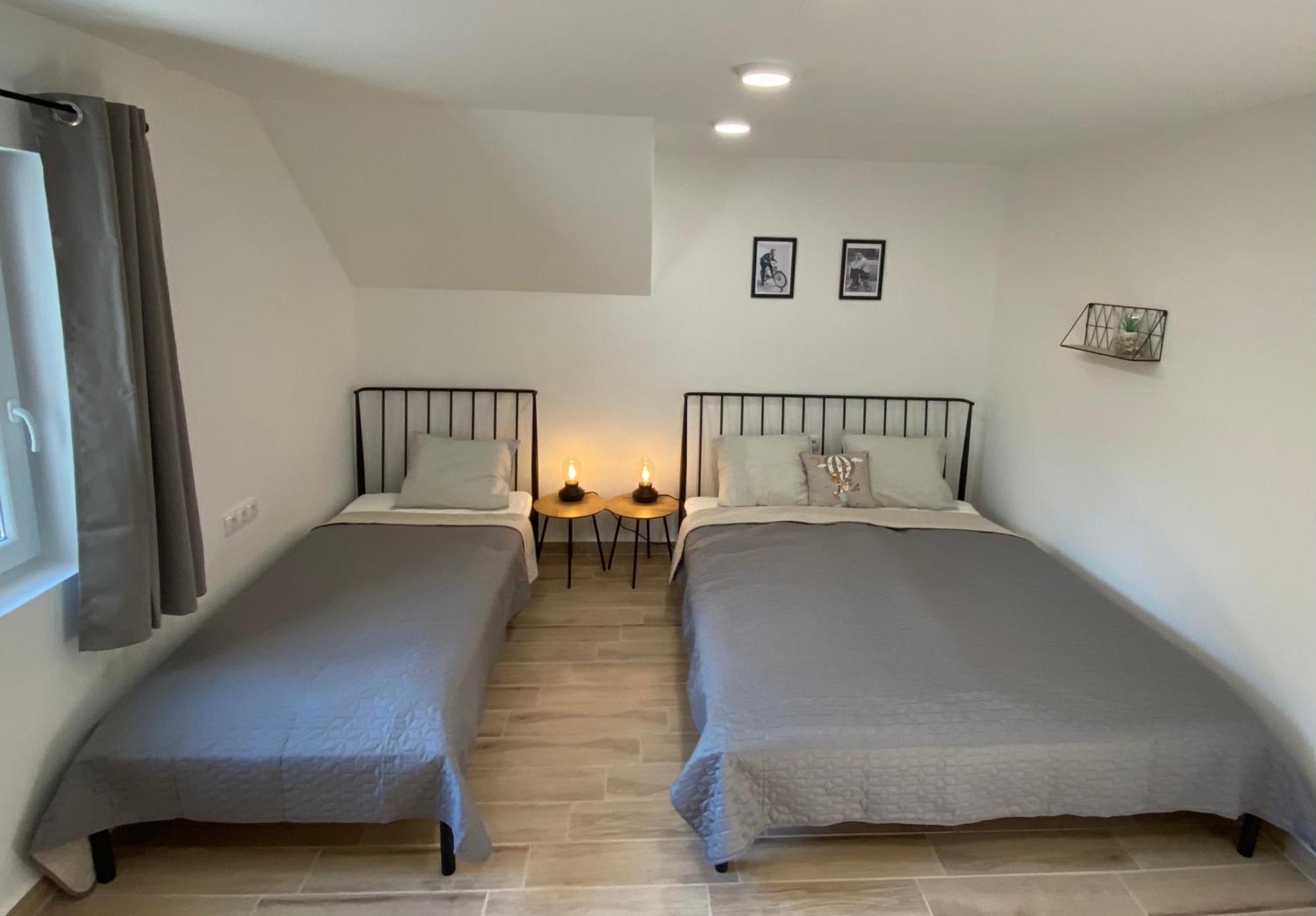 Bike & Fun Apartments - Balatonakarattya Pokoj fotografie