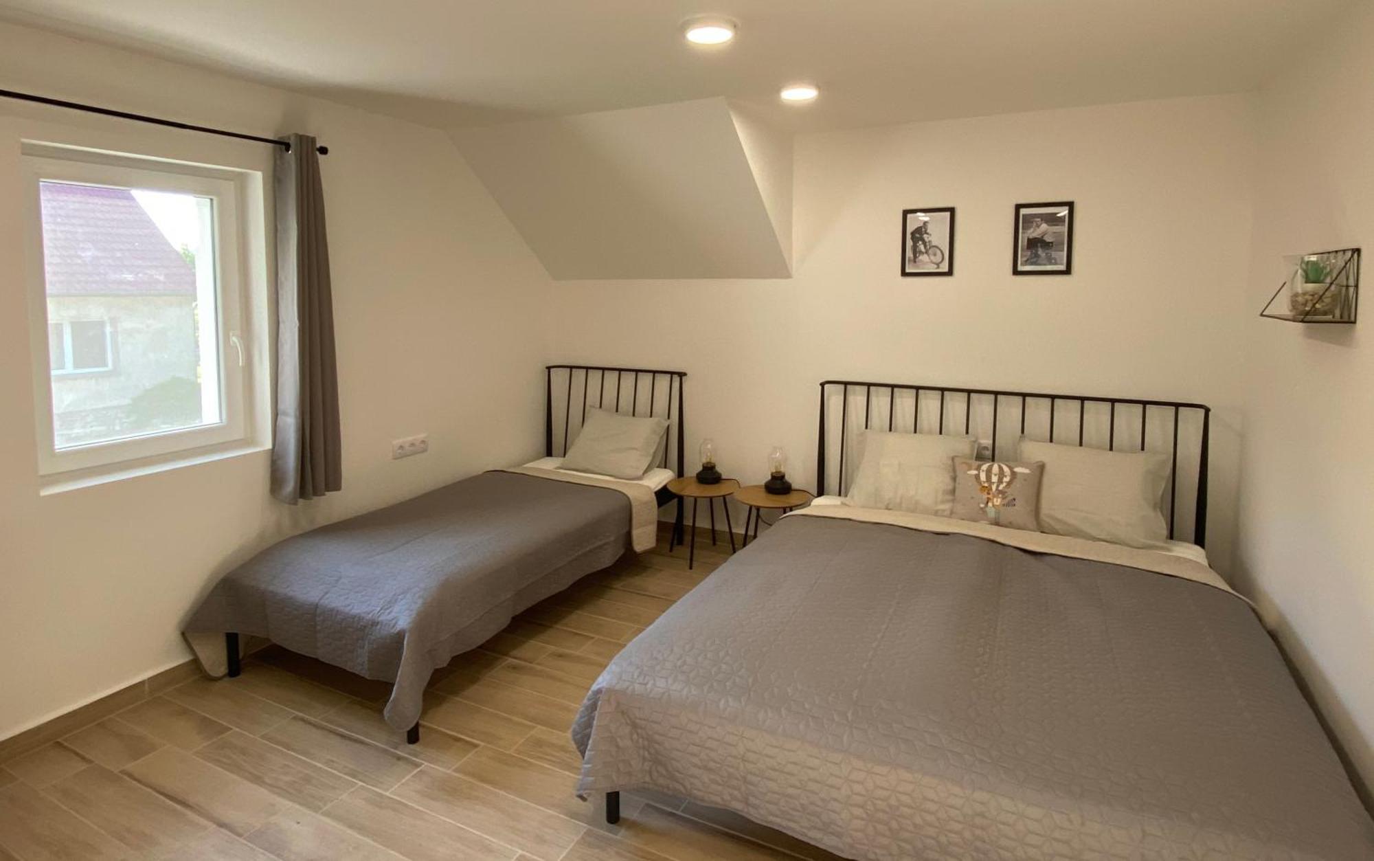 Bike & Fun Apartments - Balatonakarattya Pokoj fotografie